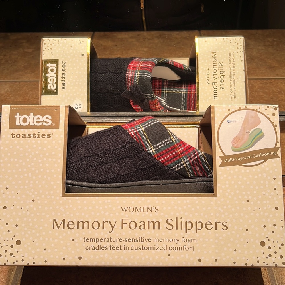 NWT Totes Memory Foam Plaid Slippers